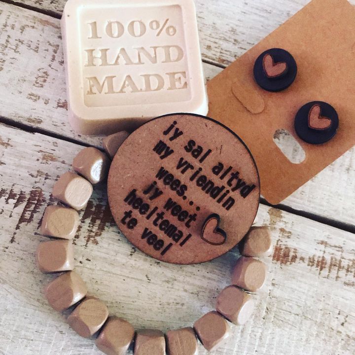 Vriendin Gift Set with bracelet, earrings, brooch and handmade soap set