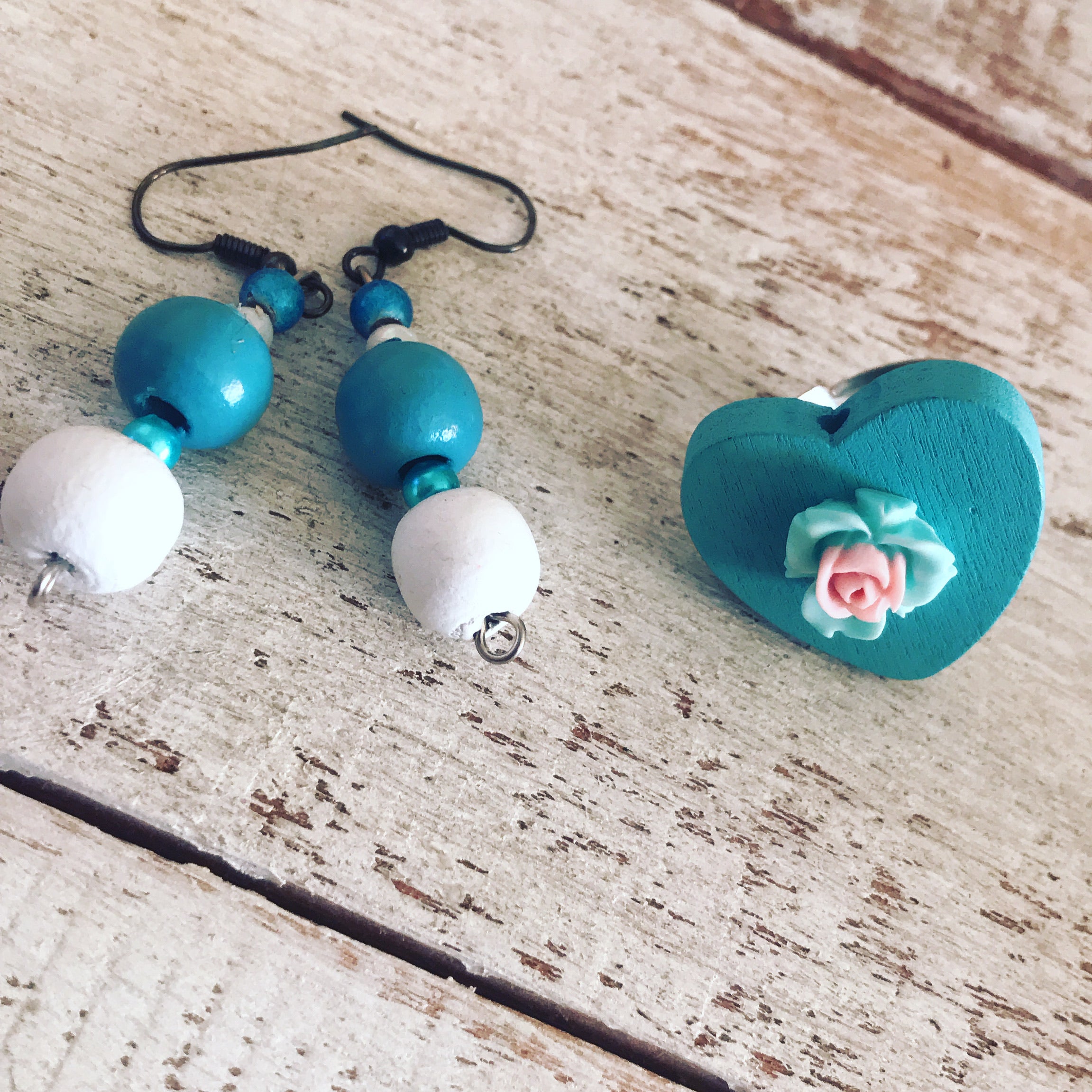 Set of earrings and vintage style ring