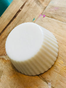 Coconut oil, goats milk, honey, rosemary and castor oil shampoo bar for dry hair