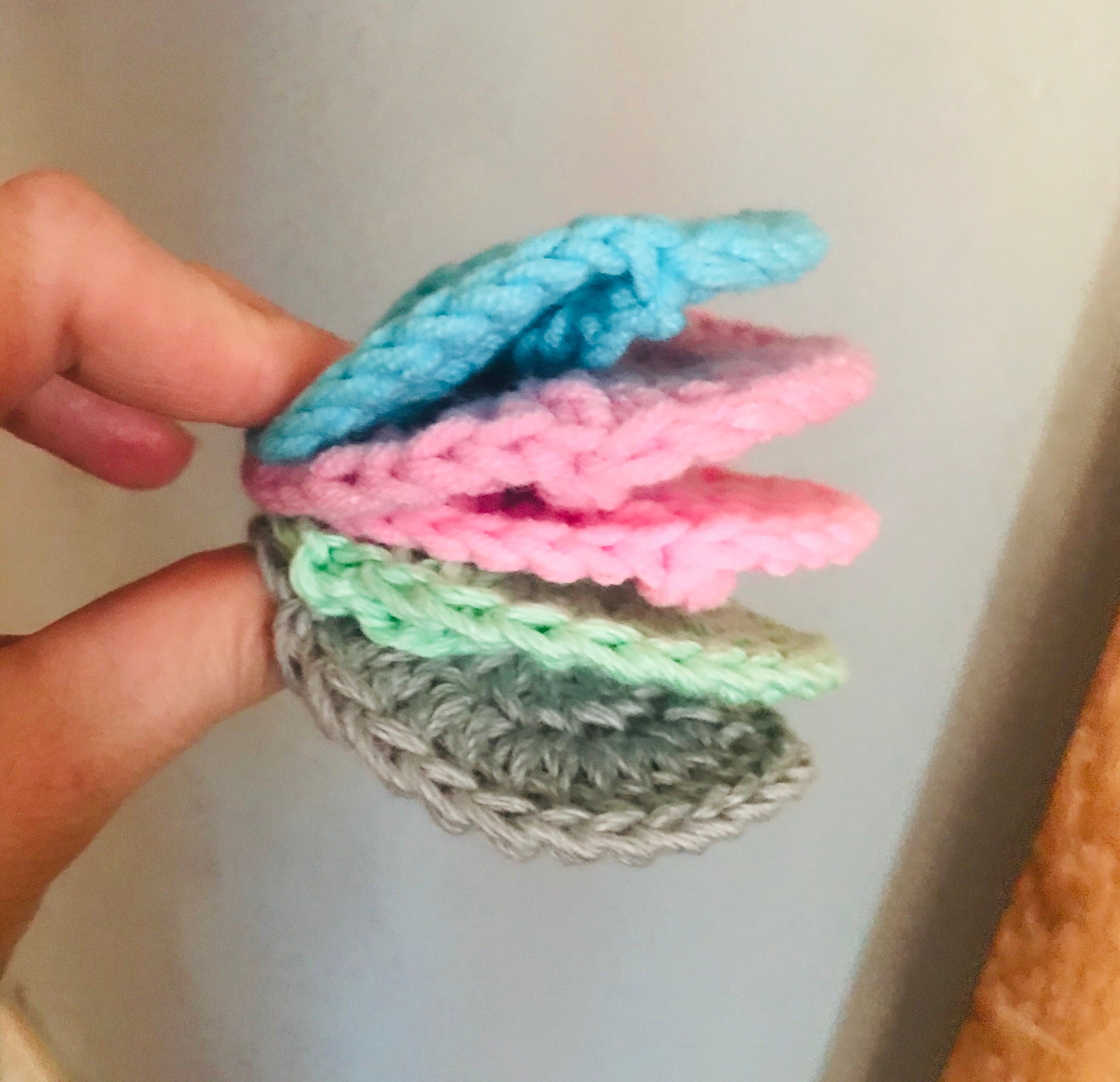 Set of 5 reusable cotton rounds, soft and colorful
