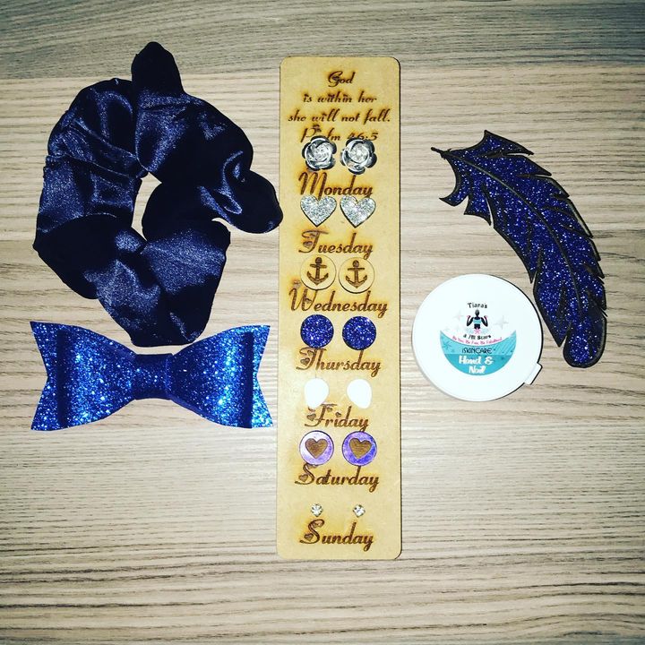 Combo with 1x 7 days of the earring pairs, 1x sil scrunchie, 1x Medium Bow, 1x Feather Hair Clip and 1x 30ml Hand Lotion